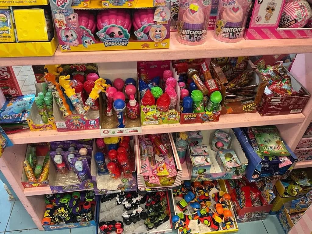 קיר הסוכריות והצעצועים