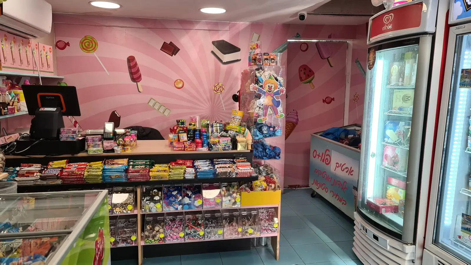 קונים ממתקים בחנות